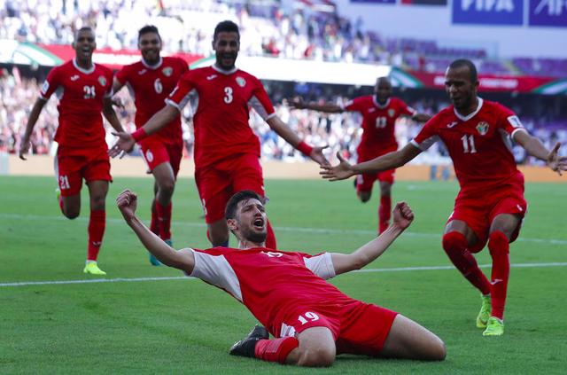  瓦朗谢讷定位球战术奏效，头尾衔接配合打入精彩进球